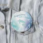 ウミガメが海の下で赤ちゃんシャワー 缶バッジ (インサイチュ)