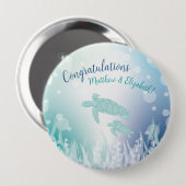 ウミガメが海の下で赤ちゃんシャワー 缶バッジ (正面&裏面)