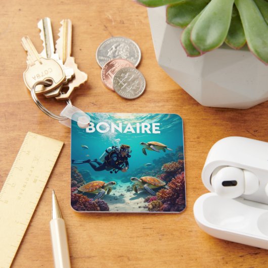 ウミガメと一緒にシュノーケリングするボネール島のダイバー キーホルダー (デスク)