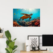 ウミガメと多くの小型魚が水中に ポスター (ホームオフィス)