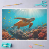 ウミガメと多くの小型魚が水中に 薄葉紙 (クラフト)