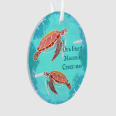 ウミガメのカップルの最初の結婚したクリスマス オーナメント (正面)