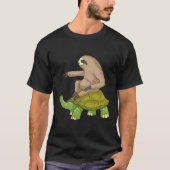 ウミガメのナマケモノに乗おもしろいるナマケモノ Tシャツ (正面)