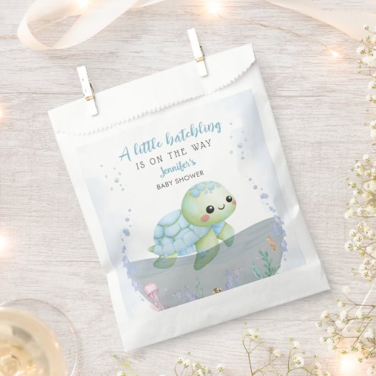 ウミガメのハッチリング少年ブルーベビーシャワー フェイバーバッグ (クリップ留めされた状態)