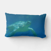 ウミガメの水泳の枕 ランバークッション (裏面)