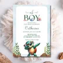 ウミガメの赤ちゃんシャワーの下のオ男の子