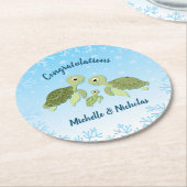 ウミガメの赤ちゃんシャワーの下 ラウンドペーパーコースター (アングル)