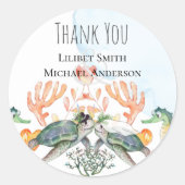 ウミガメ新郎新婦キスをする結婚式の引き出物 ラウンドシール (正面)