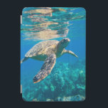 ウミガメ iPad MINIカバー<br><div class="desc">海亀が水面のすぐ下の水晶澄ん水で泳ぐ水中写真。</div>