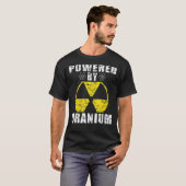 ウラニウムによって駆動される 核エンジニアの意味 Tシャツ (正面フル)