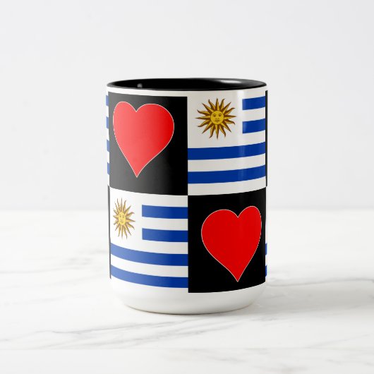 ウルグアイ国旗のハートパターンおもしろい愛国的ウルグアイ ツートーンマグカップ (中央)