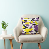ウルトラバイオレットとゴールデンイエロー迷彩柄装飾用クッション クッション (椅子)