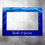 ウルトラブルー波書道パーソナライズされた結婚の マグネットフレーム<br><div class="desc">最後の魚釣り旅行からタホ湖の深い水のデジタル強化された写真。タホシンプルーを持っていたカップルのための魅力的なギフト結婚の一つ。独自のフォトフレームパーソナライズされたを作成する。白い書カスタマイズ跡のフォントができる。</div>
