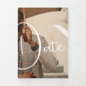 ウルトラモダンシックのミニマル日付の写真カードを保存 三つ折り招待状 (カバー)