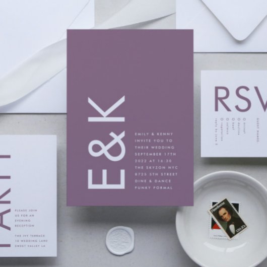 ウルトラモダンビッはっきりしたグモノグラムパープル結婚ズ 招待状