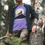 ウルフハウリングアットザムーンイラストレーション パーソナライズされた トライブレンドＴシャツ<br><div class="desc">このグラフィックティーでワイルドパーソナライズされたな面を見せろ。黄色い月に黒い遠吠えを放つ狼のシルエットスタイルイラストレーションを備え淡い色の、狼や動物を愛する人に最適なデザイン。このTシャツはグラフィックの下パーソナライズされたに自分のメッセージを載せる準備ができている。</div>