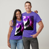 ウルフハウリングアットムーンパープルカラー Tシャツ (ユニセックス)
