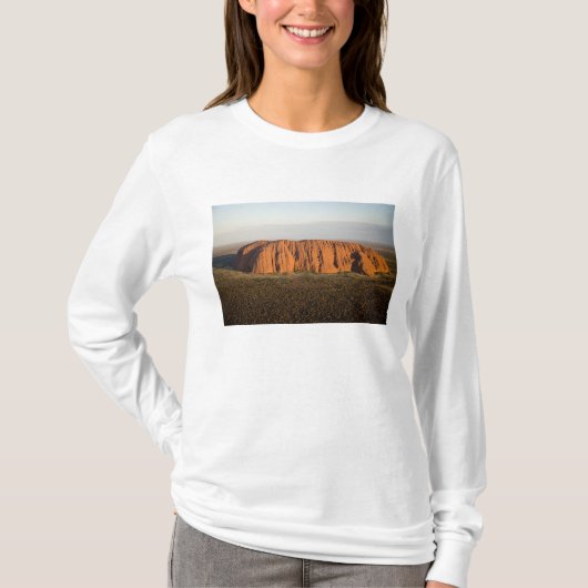 ウルル/エアーズロックの午後の光 Tシャツ (正面)