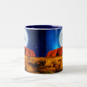 ウルル・エイヤーのロックオーストラリアのアウトバックアート ツートーンマグカップ (中央)