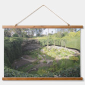 ウンファーストンシンホールヒドゥンサンクチュアリ 吊り下げ型タペストリー (正面)