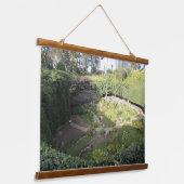 ウンファーストンシンホールヒドゥンサンクチュアリ 吊り下げ型タペストリー (傾斜あり)