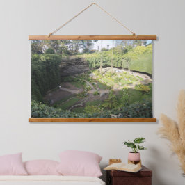 ウンファーストンシンホールヒドゥンサンクチュアリ 吊り下げ型タペストリー