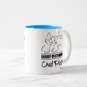 ウードの選手に気さくされる好奇心の強い猫 ツートーンマグカップ (正面右)