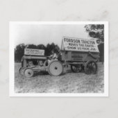 ウーマンドライビングフォードソントラクター写真 ポストカード (正面)