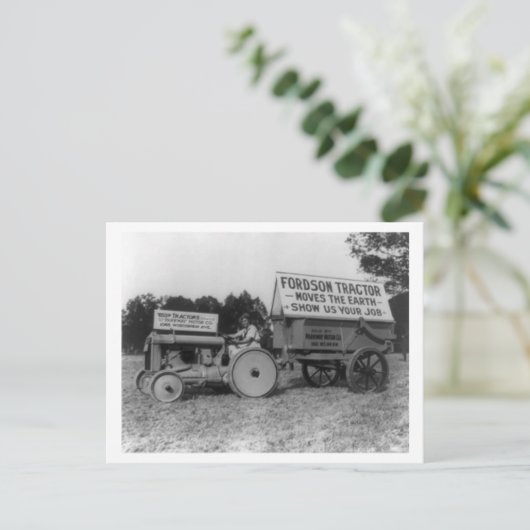 ウーマンドライビングフォードソントラクター写真 ポストカード (スタンド正面)