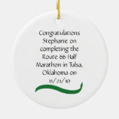 ウーマンハーフマラソンランナーオーナメントイン・グリーン セラミックオーナメント (裏面)