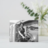 ウーマンポンピングガスヴィンテージルイスビルケンタッキー ポストカード (スタンド正面)