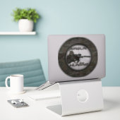 エアガン狩りロゴシール シール (デスク上のノートパソコン)