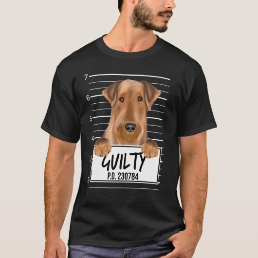 エアデールテリアのマグショット 有罪の犬 Tシャツ (正面)