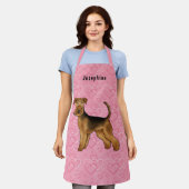 エアデール・テリア 犬 愛 ピンクのハートと名前 エプロン (着用した状態)