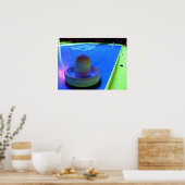 エアホッケーテーブルとネオン付きマレット照明 ポスター (キッチン)