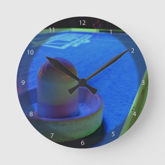 エアホッケーテーブルとネオン付きマレット照明 ラウンド壁時計 (正面)