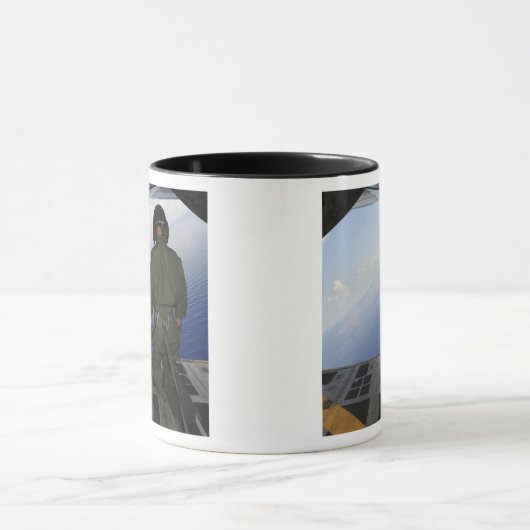 エアマンはメキシコ湾の海を観察する マグカップ (中央)