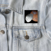 エアロシェルカプセル型の宇宙船が火星に接近する。 缶バッジ (インサイチュ)