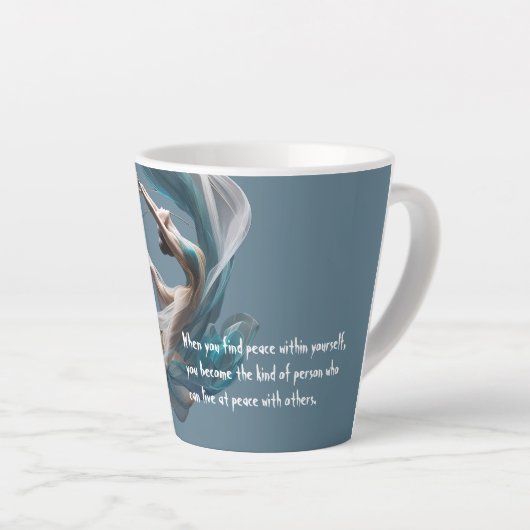 エアー飛んでいるヨガインストラクターピラティスフィットネス カフェラテマグ (右アングル)