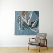 エアー飛んでいるヨガインストラクターピラティスフィットネス タペストリー (インサイチュ(横))