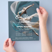 エアー飛んでいるヨガインストラクターピラティスフィットネス チラシ (手)