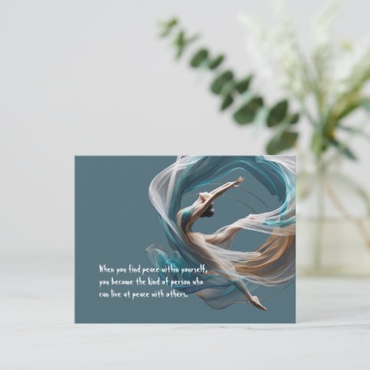 エアー飛んでいるヨガインストラクターピラティスフィットネス ポストカード (スタンド正面)