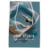 エアー飛んでいるヨガインストラクターピラティスフィットネス ミディアムペーパーバッグ (裏面)