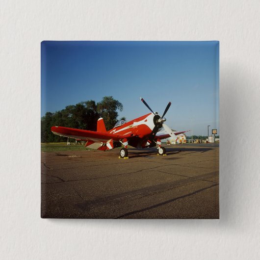 エア・ショーのF2G-1Dによってすごい海賊の飛行機 缶バッジ (正面)