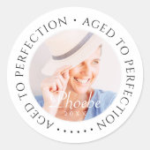 エイジド・トゥ・パーフェクトモダンスのシンプル誕生日写真 ラウンドシール (正面)