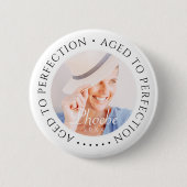 エイジド・トゥ・パーフェクトモダンスのシンプル誕生日写真 缶バッジ (正面)