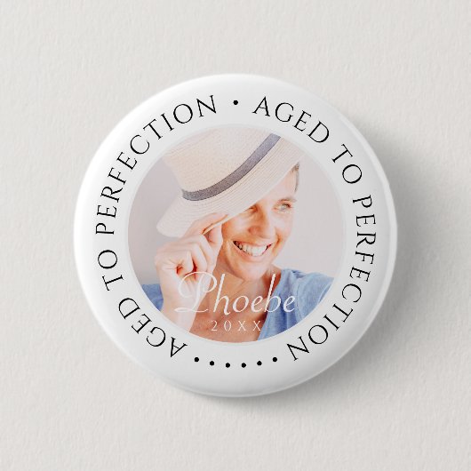 エイジド・トゥ・パーフェクトモダンスのシンプル誕生日写真 缶バッジ (正面)