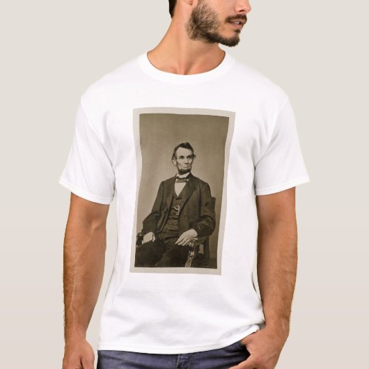 エイブラハム・リンカーン(1809-65年)のポートレート(b/wの写真) tシャツ (正面)