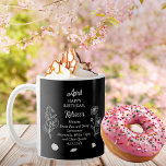 エイプリルデイジーとスイートピー誕生日キープサケ コーヒーマグカップ<br><div class="desc">4月は実際に今月の誕生日のお祝いで2つの花を持っている：デイジーとアユ。このデザインは両方の特徴4月の宝石はダイヤモンドであるが、白いトパーズとクォー澄んツも含まれている。このデザインは、すべての詳細を白で黒い背景に表示する。私たちは、受信者の名前、月の花や宝石の記述子、受信者の誕生日と一緒に「ハッピーバースデー」挨拶と組んだ。他の月のデザインを使用した製品は、別売り当店で利用可能。</div>