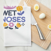 エイプリルハグとウェットノーズ – かわいい犬と猫のアート キッチンタオル (四つ折り)